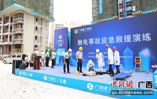 圖為觸電事故應急演練現場。
