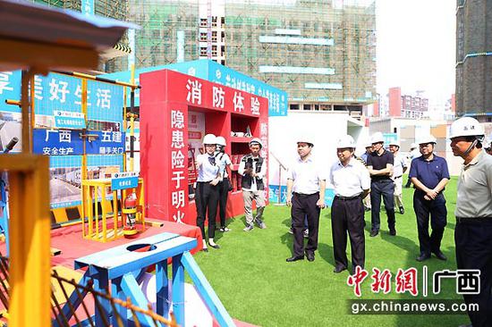 圖為與會嘉賓在安全質量樣板展示區觀摩。