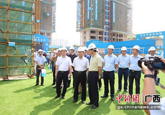 圖為與會嘉賓在觀摩現場交流。